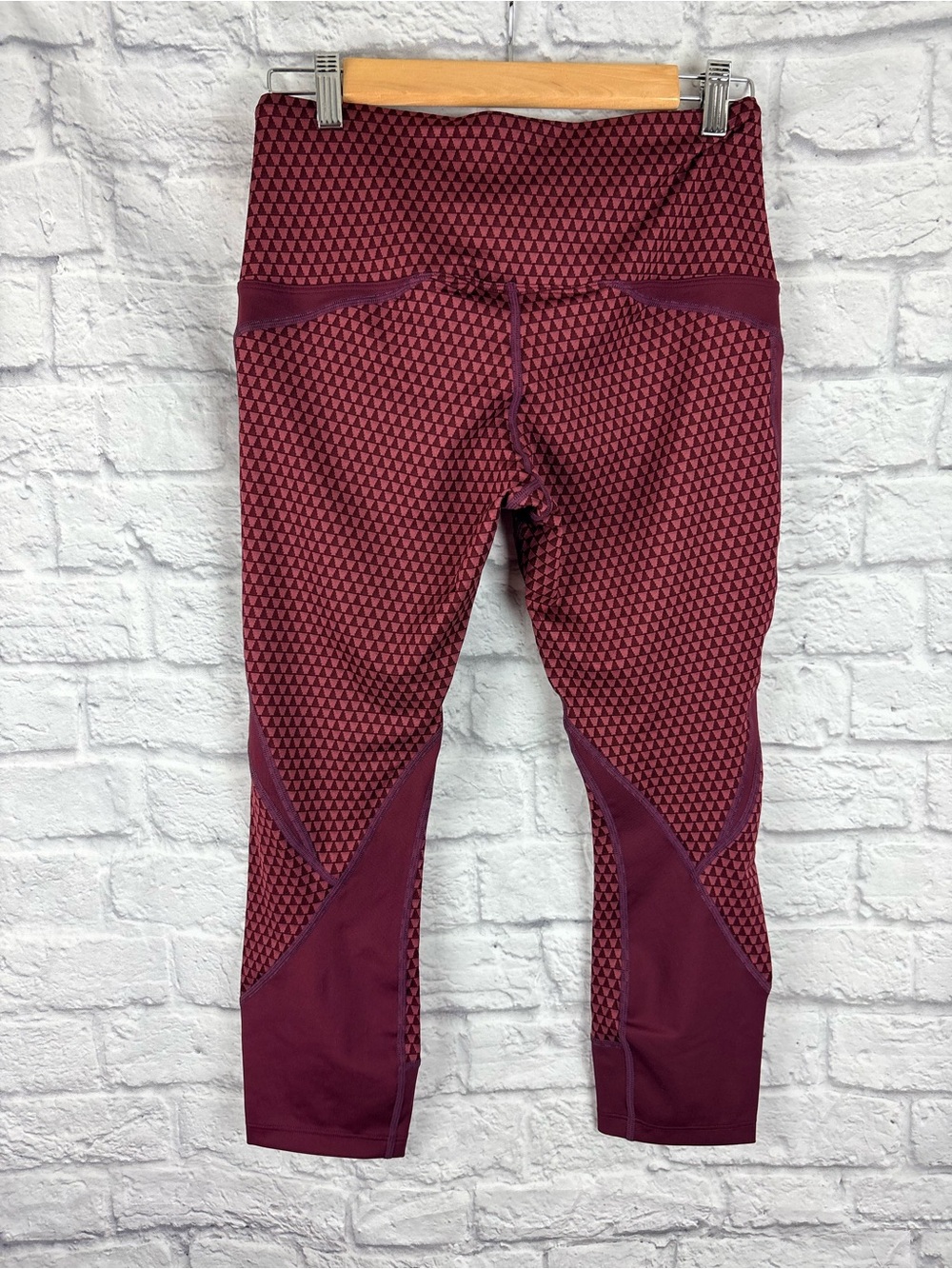 NWT ASICS Burgundy Geometric Capri Leggings | Size Medium - Picture 2 of 14